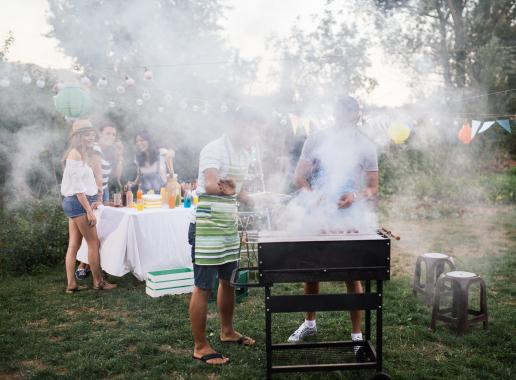 mensen bij een barbecue met veel rook