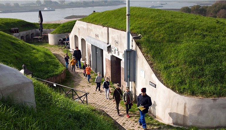 Fort van bovengezien met kinderen die rondleiding krijgen