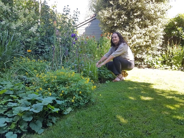 Liesbet bij bloemenperk in eigen tuin