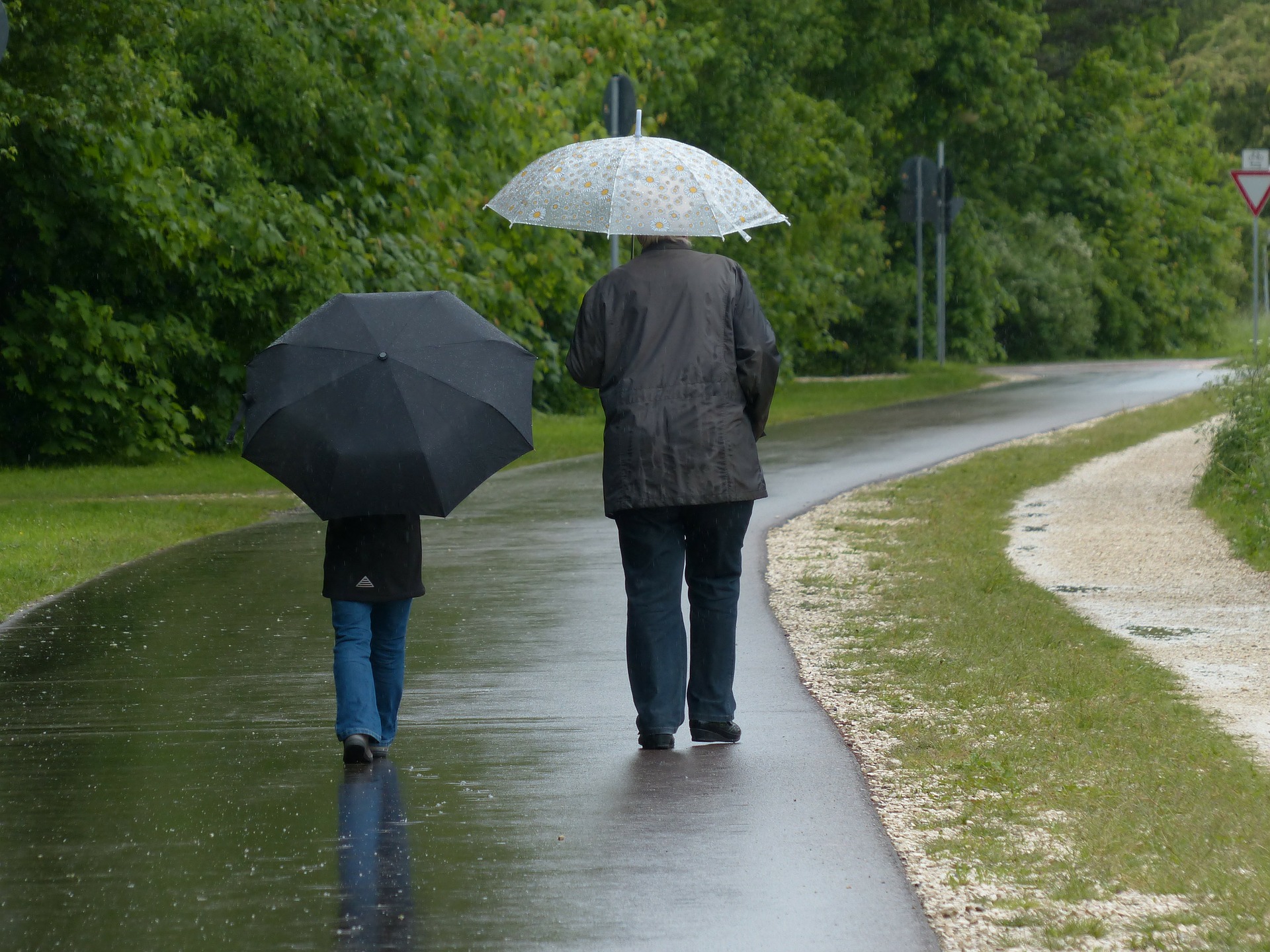 Twee mensen wandelen in de regen met paraplu