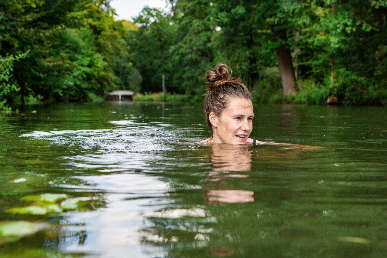 Kunstenaar Eva Bullens zwemt in Kromme Rijn (Bron: Fotoarchief Liesbeth Paardekooper)