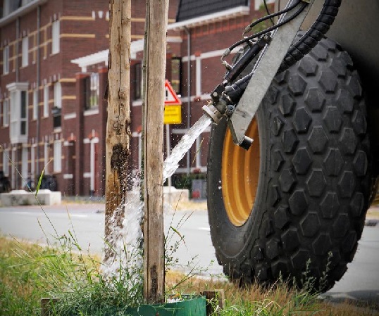 Boomspiegels krijgen water met een tractor