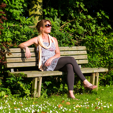 Vrouw op bankje in natuur