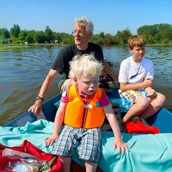 Bootje met opa en kinderen