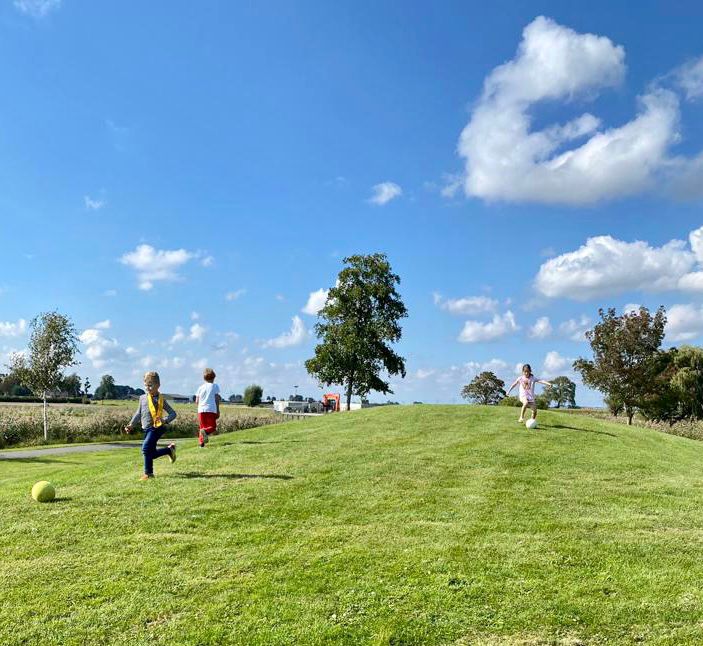 Ook op een talud kunnen kinderen heerlijk spelen