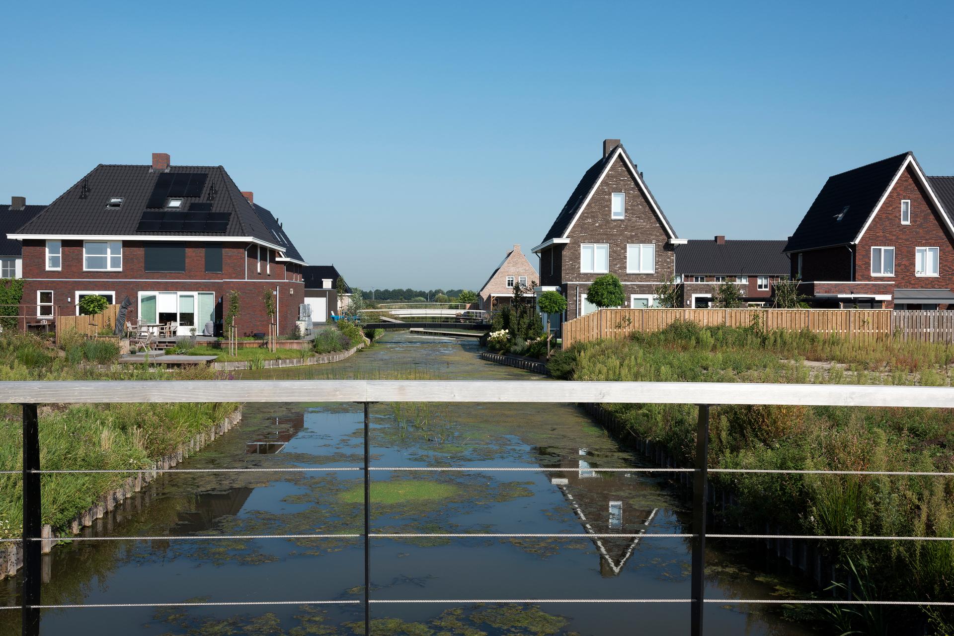 Huizen aan sloot in een nieuwbouwwijk