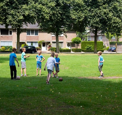 Op een voetbalveldje kunnen zes jongens lekker voetballen