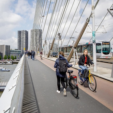 Meisje met ov-fiets op brug