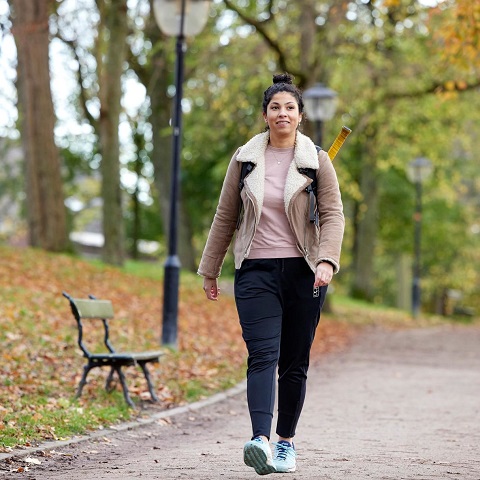 Meisje wandelt in park in Utrecht