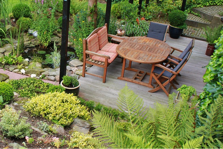 Terras in tuin met kleine hoogteverschillen