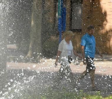 Echtpaar wandelt langs fontein