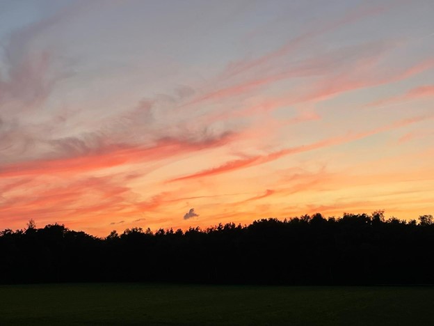 Oranje hemel met wolken