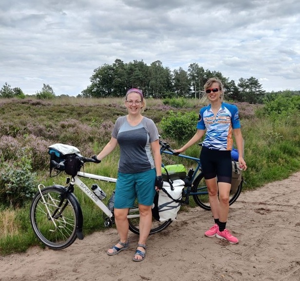 Eline en Marijn op de fiets