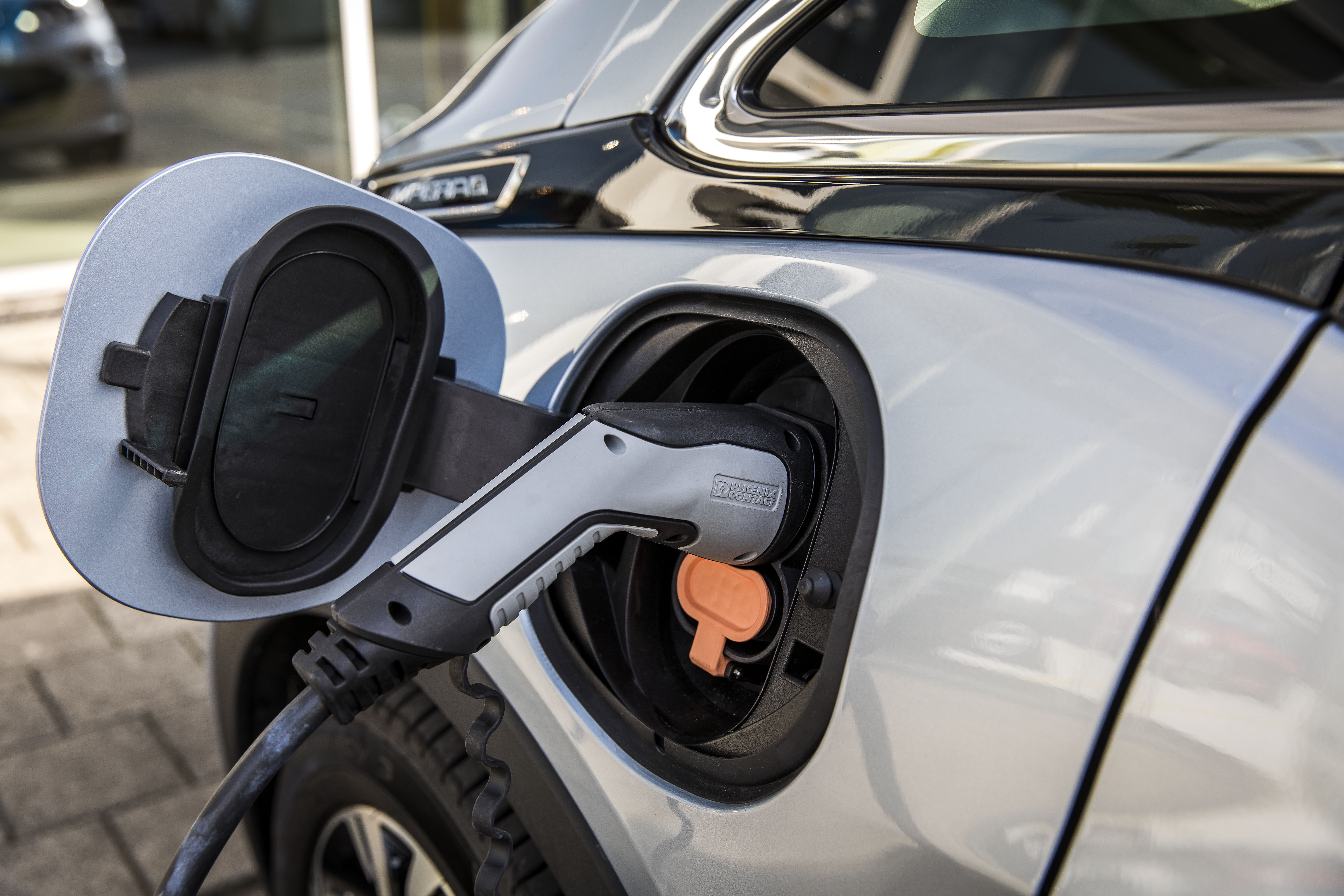 Een elektrische auto is aangesloten op een laadpunt