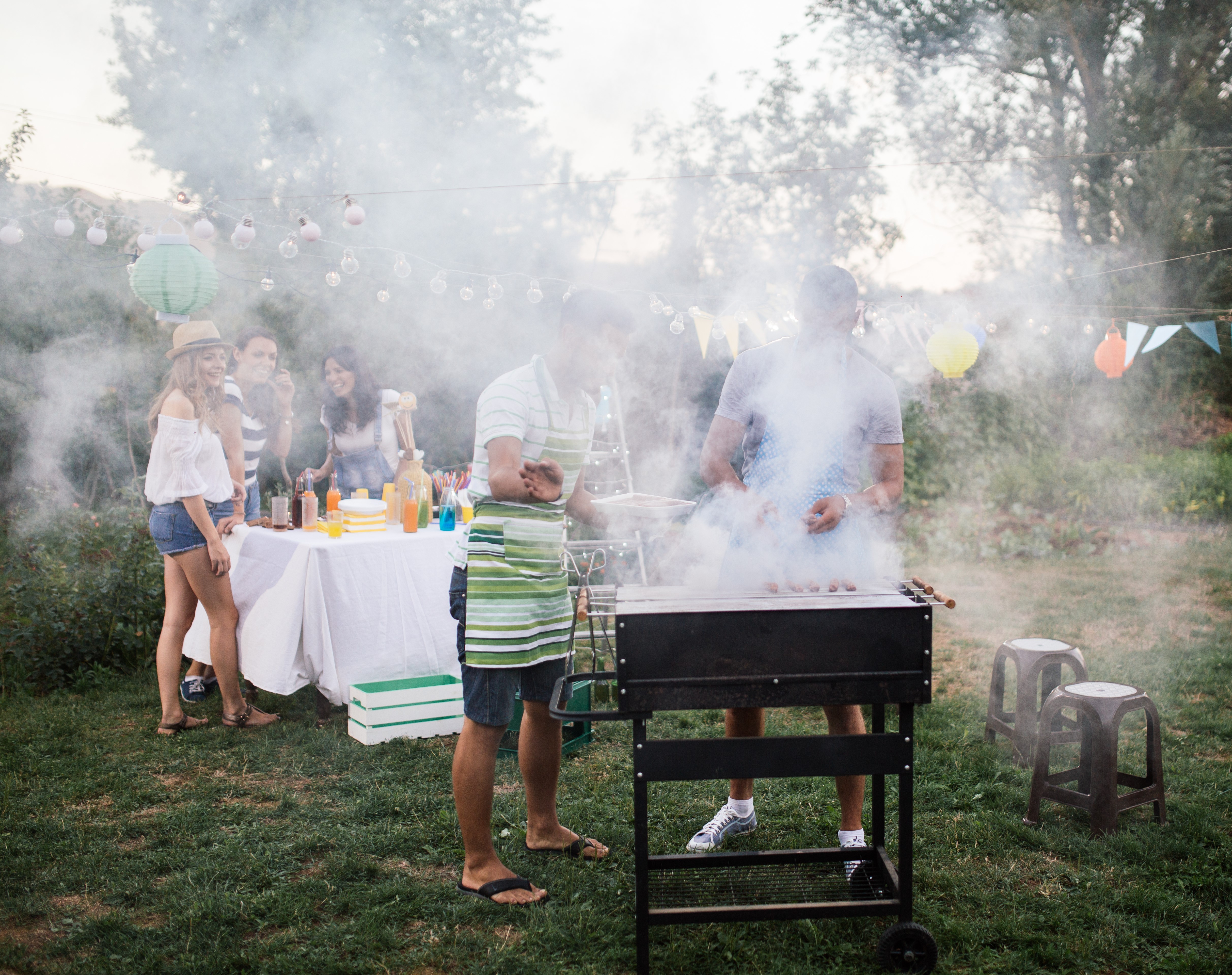 mensen bij een barbecue met veel rook