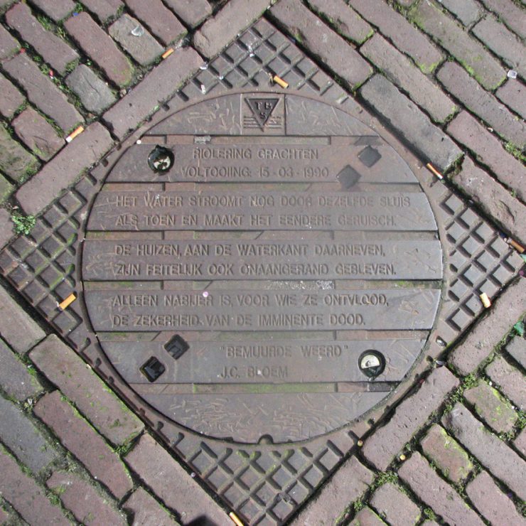 Gedicht van J. C. Bloem op de putdeksel op de Ganzenmarkt in Utrecht, alleen plaatsen met bronvermelding: straatpoezie.nl