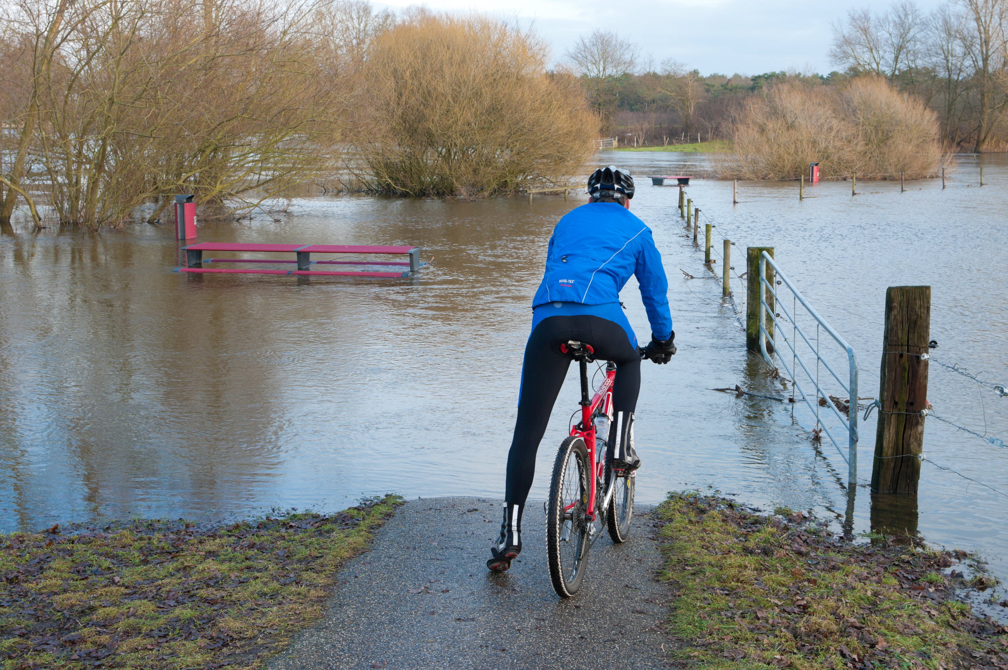 Fietser bij hoogwater