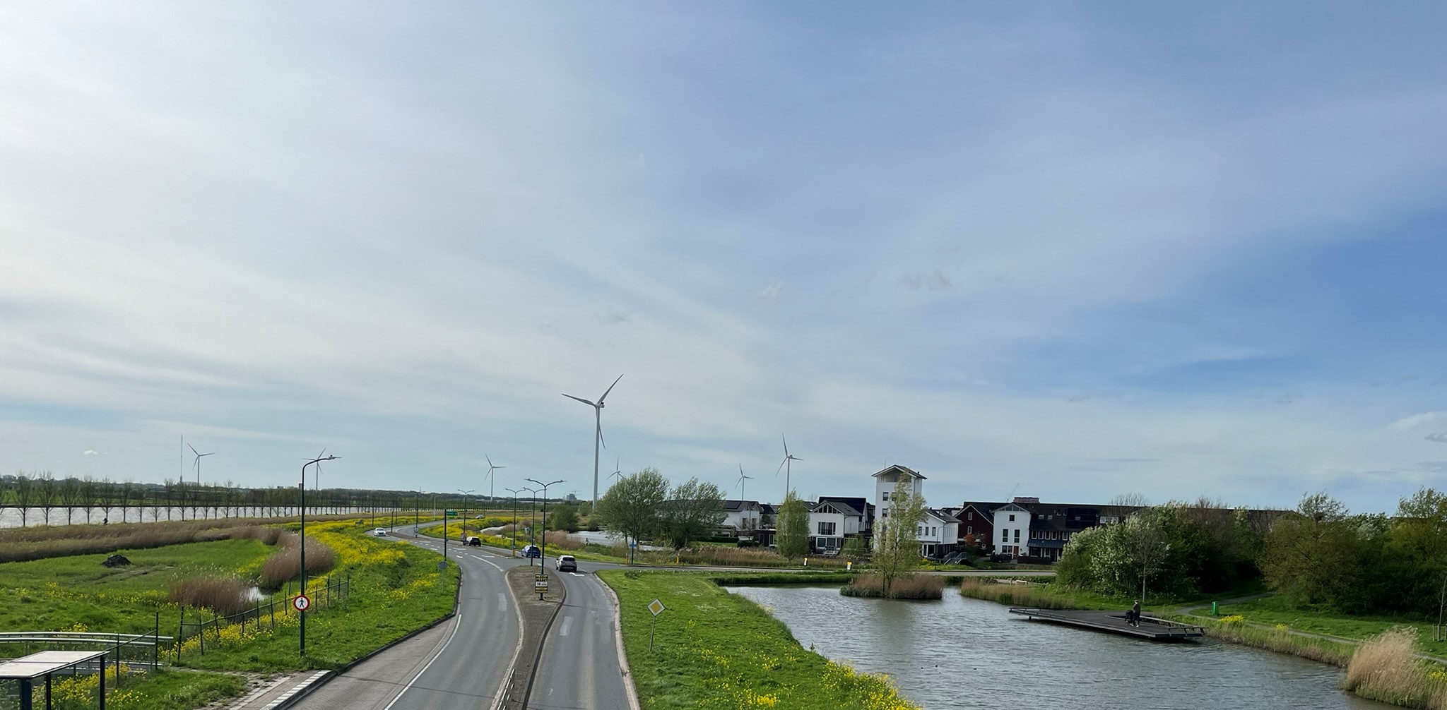 Groene zone in woonwijk tussen weg en woonwijk in Houten