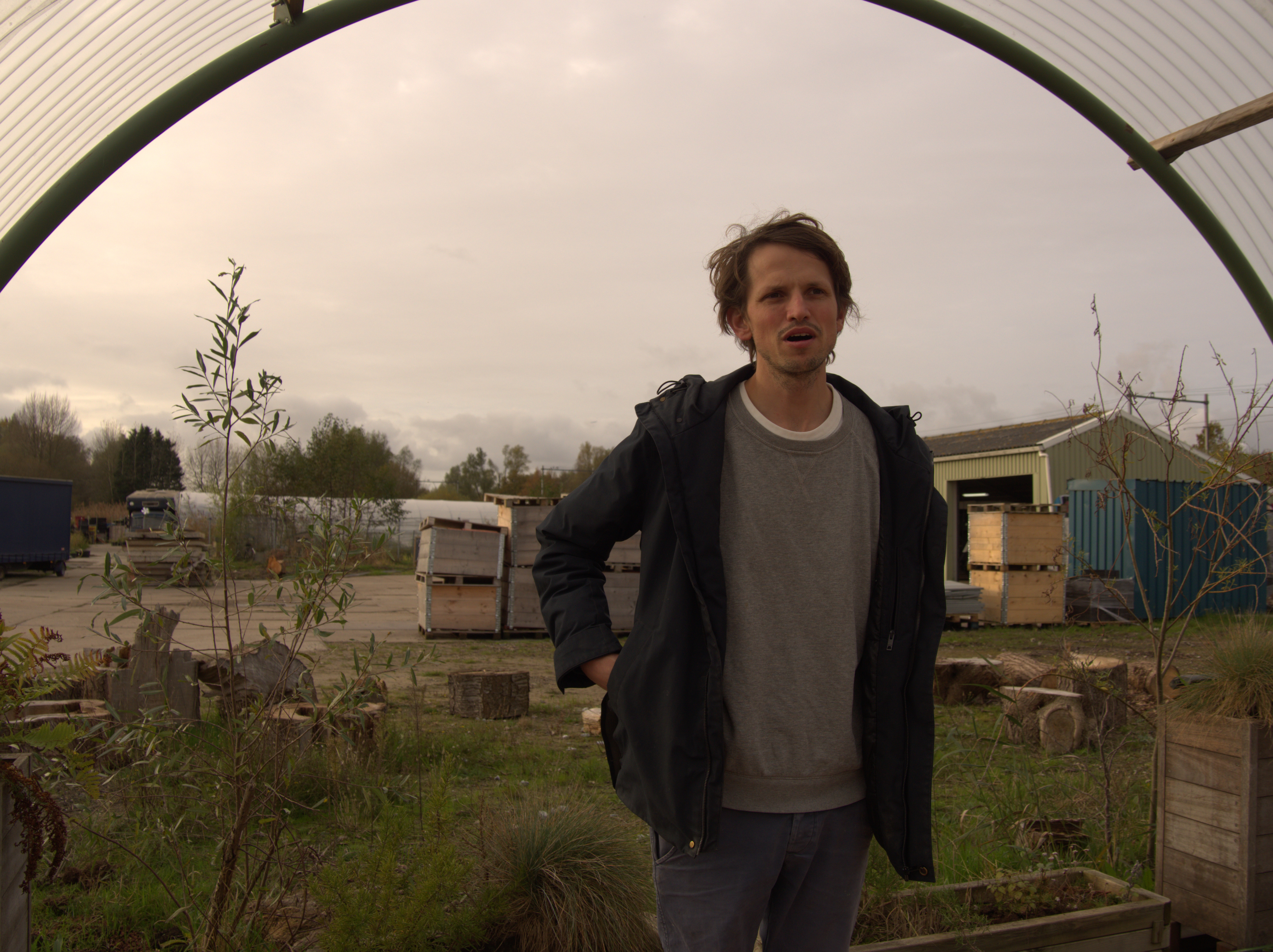 Matthijs op het terrein van Pantar, vlakbij het kantoortje van Wilder Land (Bron: Jeannine Brand)