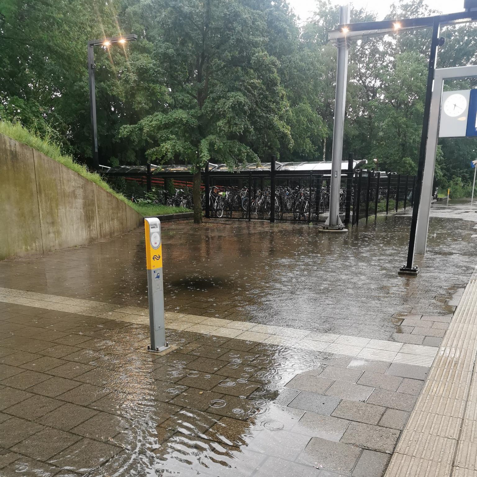 Wateroverlast door regen op station Bussum-Zuid