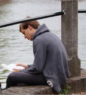 Man leest boek aan water