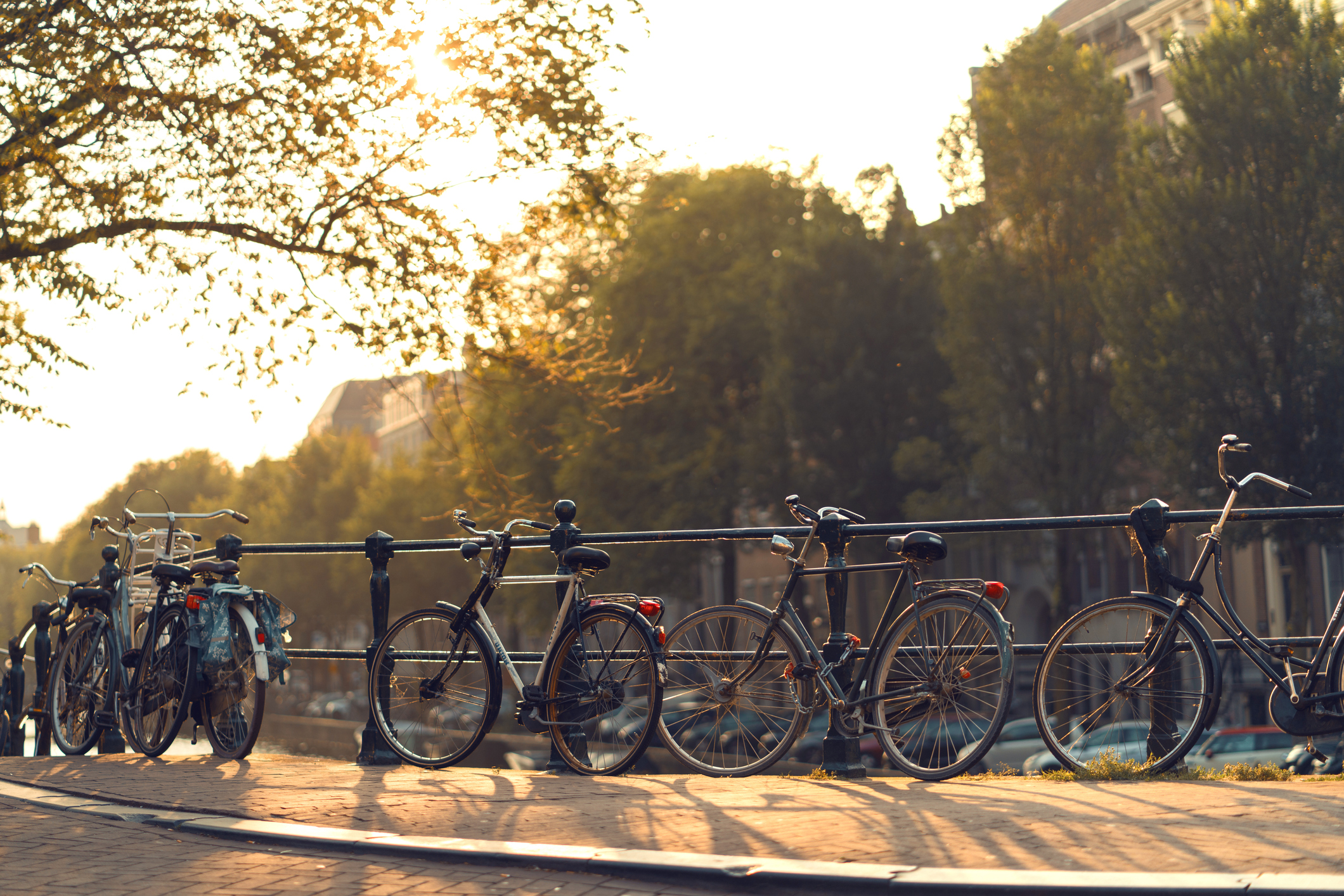 Straatbeeld gracht met fietsen in Amsterdam