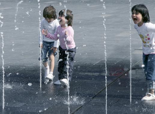 Kinderen spelen en drinken uit bedriegertjes