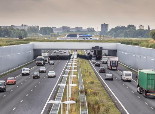 Verkeersweg in ochtend stikstofdioxide