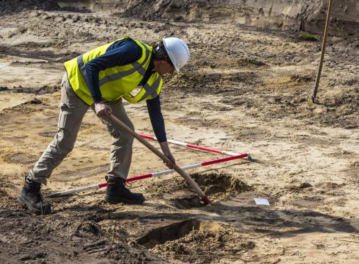 Bouwvakker graaft in bodem