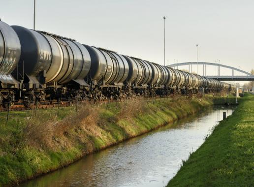 Goederentrein rijdt onder viaduct door 