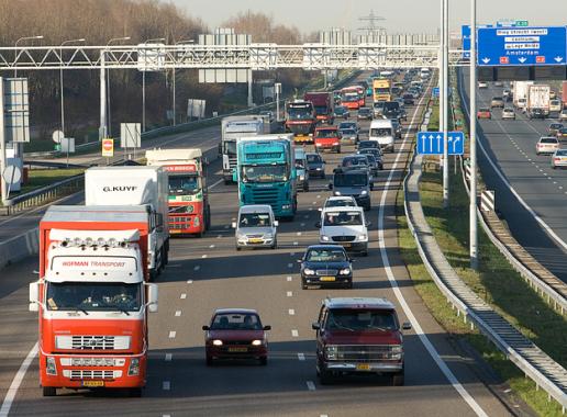 Verkeer, vrachtauto's personen auto's op A2