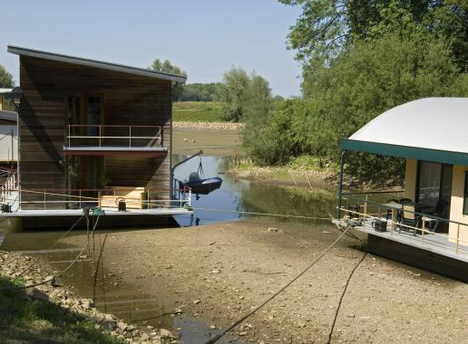 Woonboten liggen in droge rivier