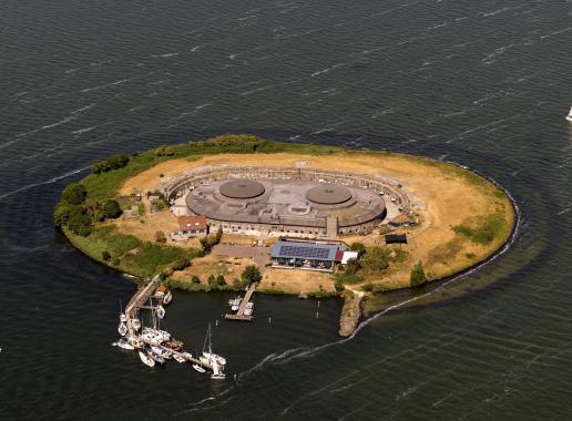 Forteiland pampus. Rond eiland van bovenaf gezien. Een fort met een haven