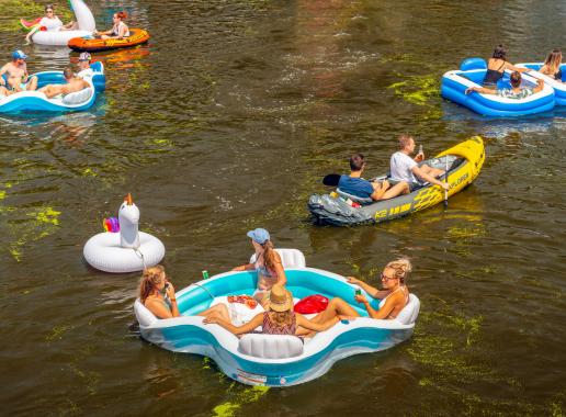 drijvende badjes en kano's met tieners 