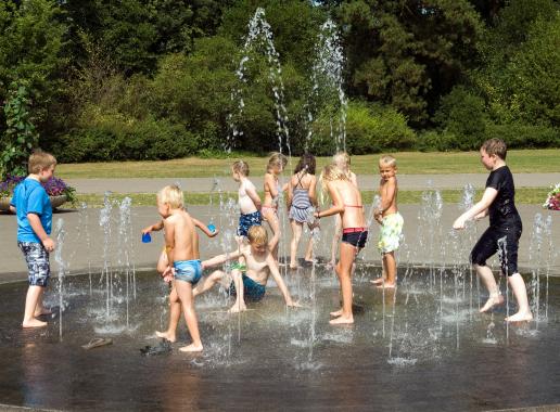 Spelende kinderen in waterfonteinen