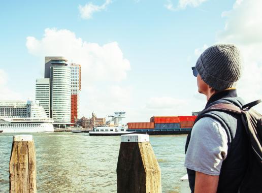 Man kijkt naar lucht in Rotterdam