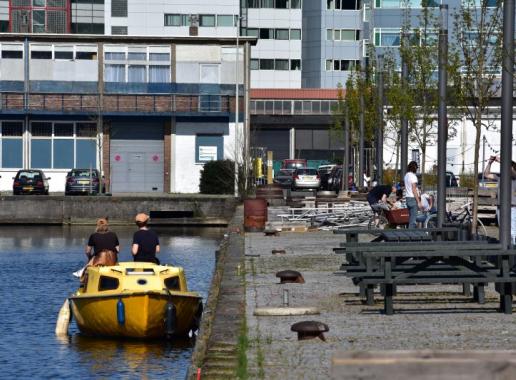 Foto van een gracht in de stad