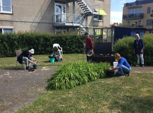 Foto van buurtbewoners in Amstelveen die samen het groen onderhouden