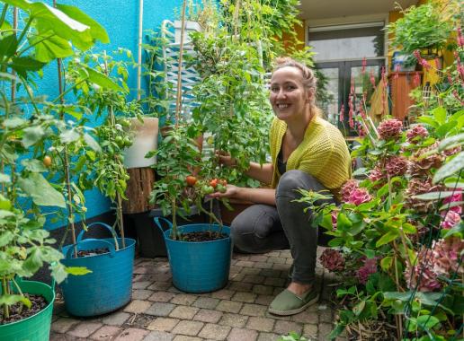 Moesmeisje Kim Nelissen in haar stadstuin in Utrecht