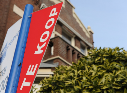 Huis met verkoopbord