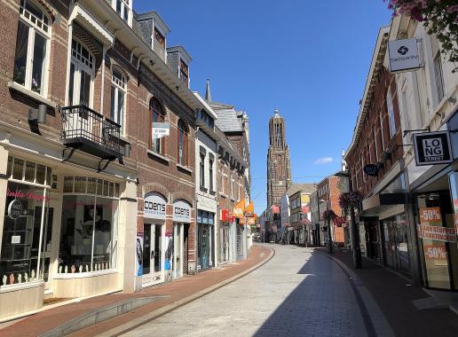 Verlaten winkelstraat met op achtergrond Martinuskerk Weert 