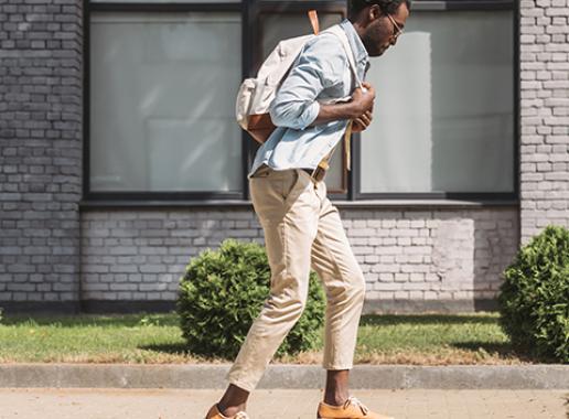 Een man in vrijetijdskleding die aan het longboarden is