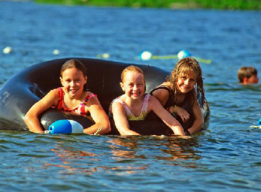 Kinderen zwemmen in buitenwater