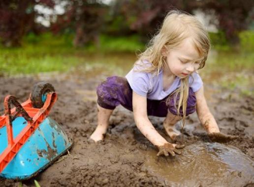 Kind speelt met modder