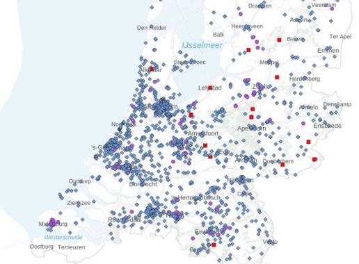 Kaart van Nederland waarop openbare drinkwaterplekken staan aangegeven met een blauwe, paarse en rode stip