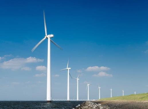 Windmolens op IJsselmeerdijk