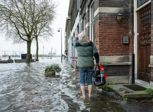 Vrouw in overstroomde straat