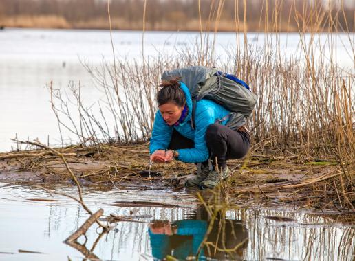 li an phoa drinkt uit een rivier