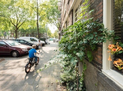 Kinderen die buitenspelen op straat