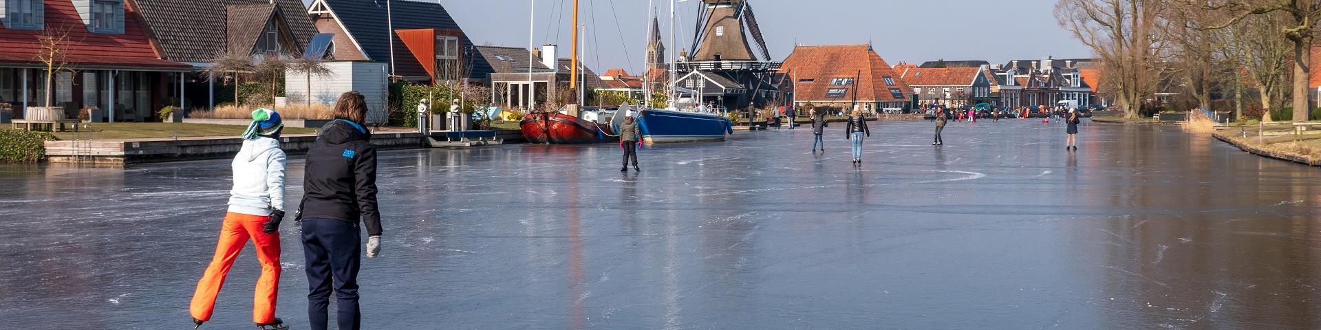 schaatsende mensen in Friesland